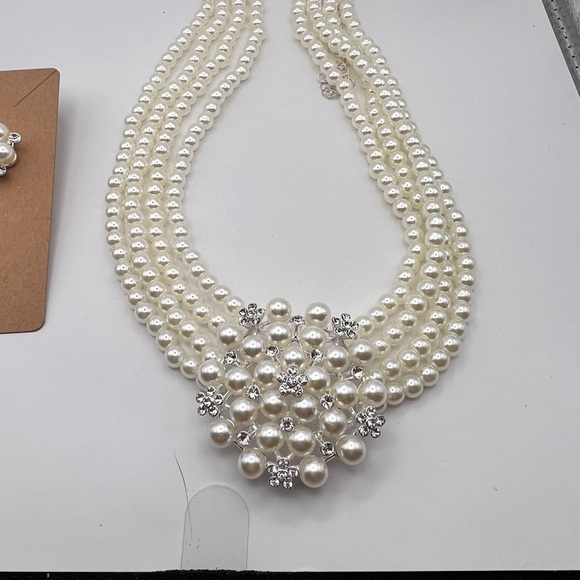 Faux Pearl and Rhinestone Pendant Necklace and matching pierced Earrings - Picture 5 of 13